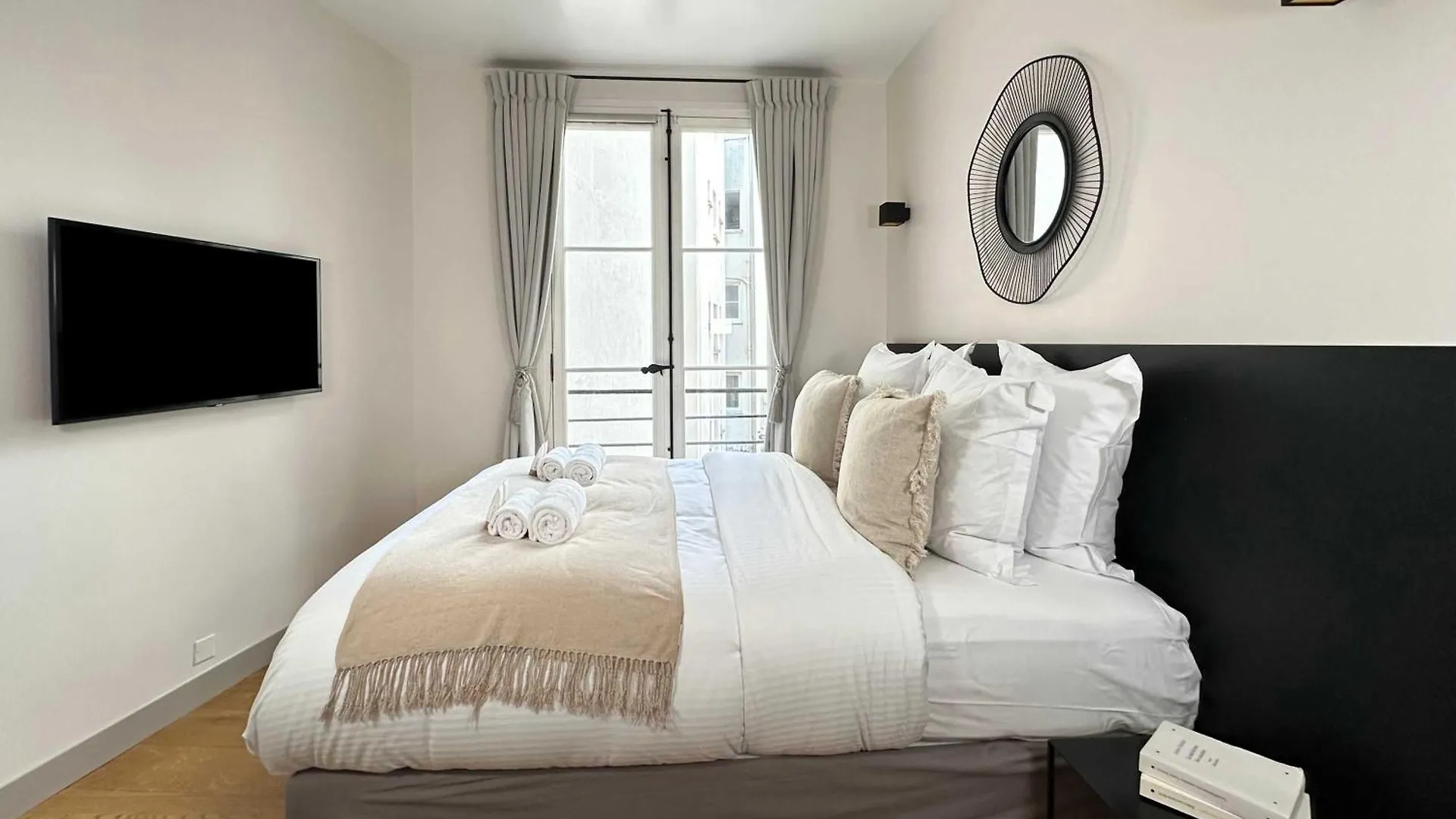 Luxembourg Garden Family Flat Delight