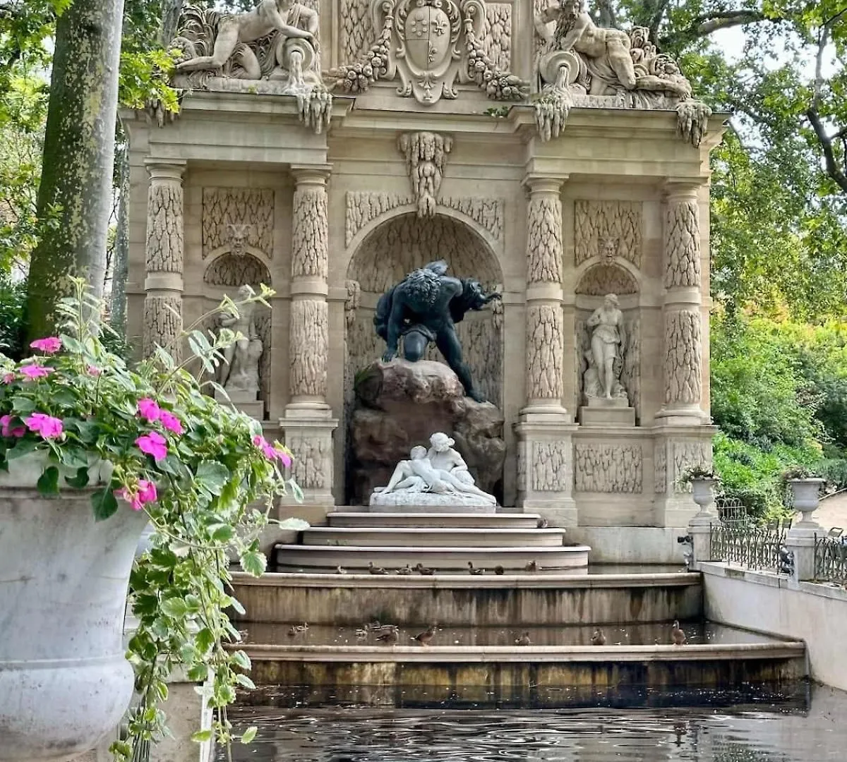 Luxembourg Garden Family Flat Delight *
